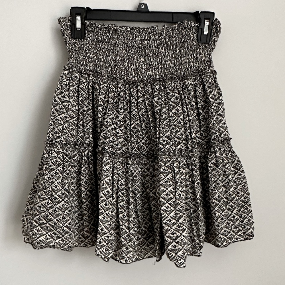 Max Studio shirt black and white skirt size small.